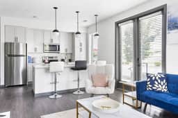 Bright & Cozy 2BR Retreat w/Parking – Broad Ripple
