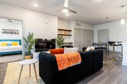 Spacious Apartment with Private Patio and Fast Wifi - Serene Getaway