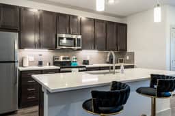 Spacious Apartment with Private Patio and Fast Wifi - Serene Getaway