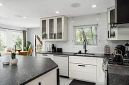 Rockford IL Vacation Rental – Modern 3BR Home with Private Jacuzzi - Image 4