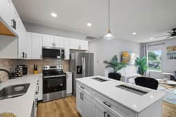 Modern 4BR | Chef's Kitchen + Soaking Tub · Indy