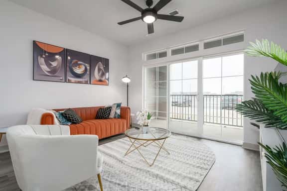 Luxurious One Bedroom Whitestown - Image 1