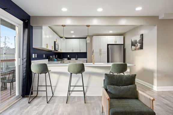 Chic Design and Spacious Layout - Inviting Modern Oasis - Image 1