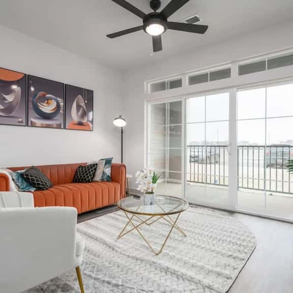 Luxurious One Bedroom Whitestown - Image 1