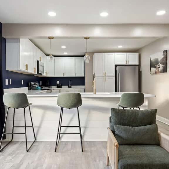 Chic Design and Spacious Layout - Inviting Modern Oasis - Image 1