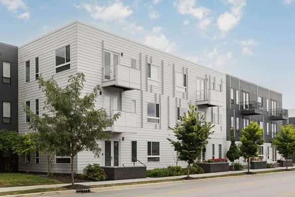 Bright & Cozy 2BR Retreat w/Parking – Broad Ripple