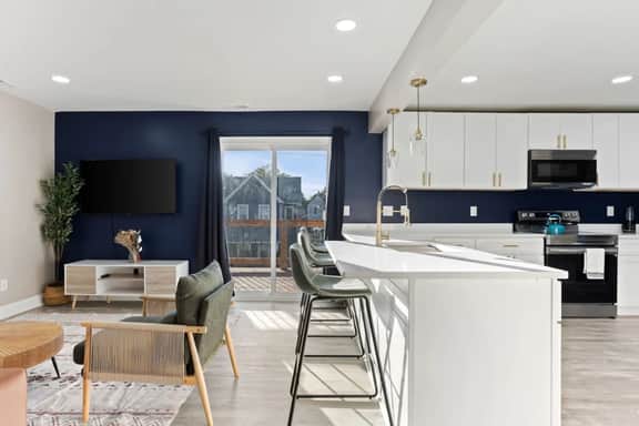 Chic Design and Spacious Layout - Inviting Modern Oasis