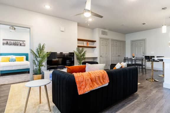 Spacious Apartment with Private Patio and Fast Wifi - Serene Getaway
