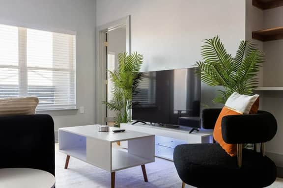 Spacious Apartment with Private Patio and Fast Wifi - Serene Getaway