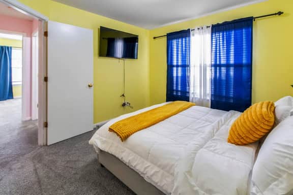 Modern Comfort Loves Park • Stylish 3BR Getaway