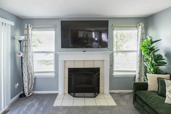 Modern Comfort Loves Park • Stylish 3BR Getaway