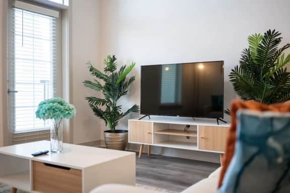 Lovely 2-Bedroom-free parking