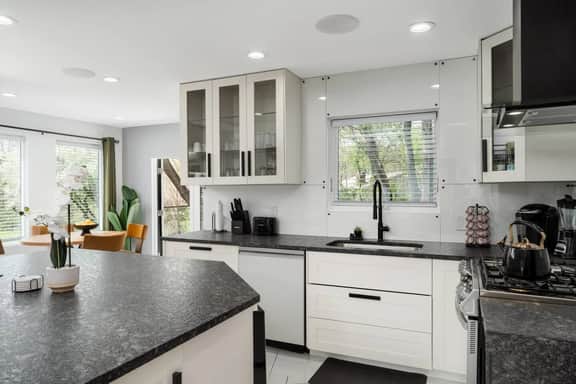 Rockford IL Vacation Rental – Modern 3BR Home with Private Jacuzzi - Image 4