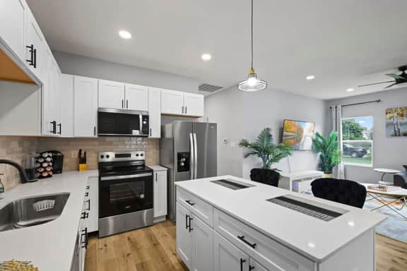 Modern 4BR | Chef's Kitchen + Soaking Tub · Indy