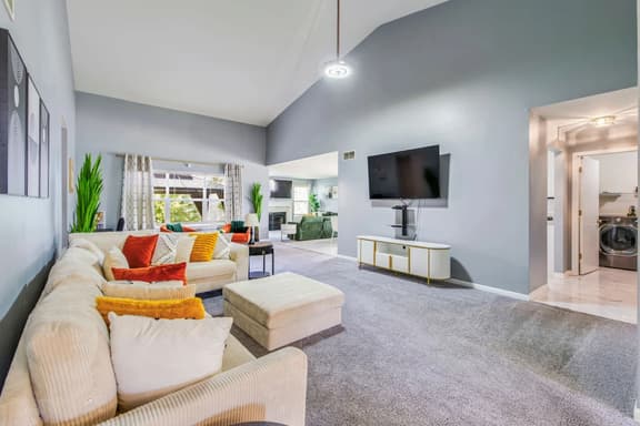 Modern Comfort Loves Park • Stylish 3BR Getaway