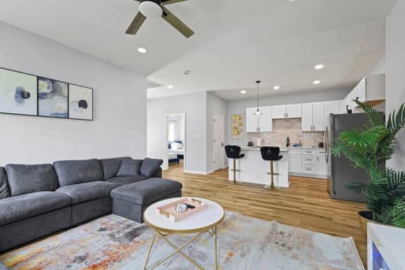 Modern 4BR | Chef's Kitchen + Soaking Tub · Indy